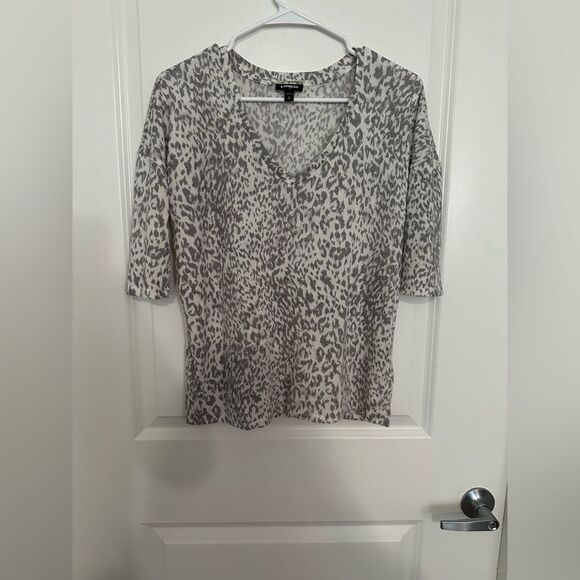 Feel Free to Send Me an Offer! | Express Gray Leopard Print V-Neck Tee – Size XS - Picture 2 of 4